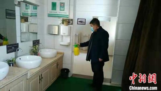  圖為2月初，工作人員對敦煌市旅游景區(qū)衛(wèi)生間進行防疫消毒?！《鼗褪形麄鞑抗﹫D 攝