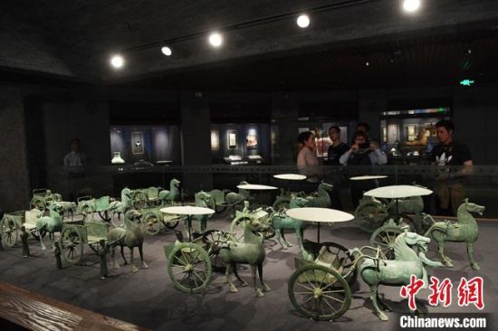 圖為甘肅省博物館展陳的東漢銅奔馬車陣。(資料圖) 楊艷敏 攝