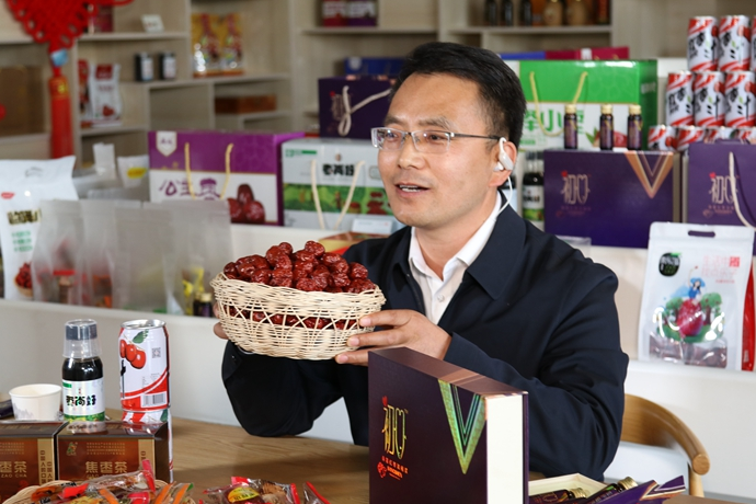 “縣長直播天團(tuán)”唱響“甘貨春之聲”，售出近30種甘貨1萬余件 開進(jìn)直播間的網(wǎng)絡(luò)扶貧博覽會(huì)，受百萬網(wǎng)友點(diǎn)贊 
