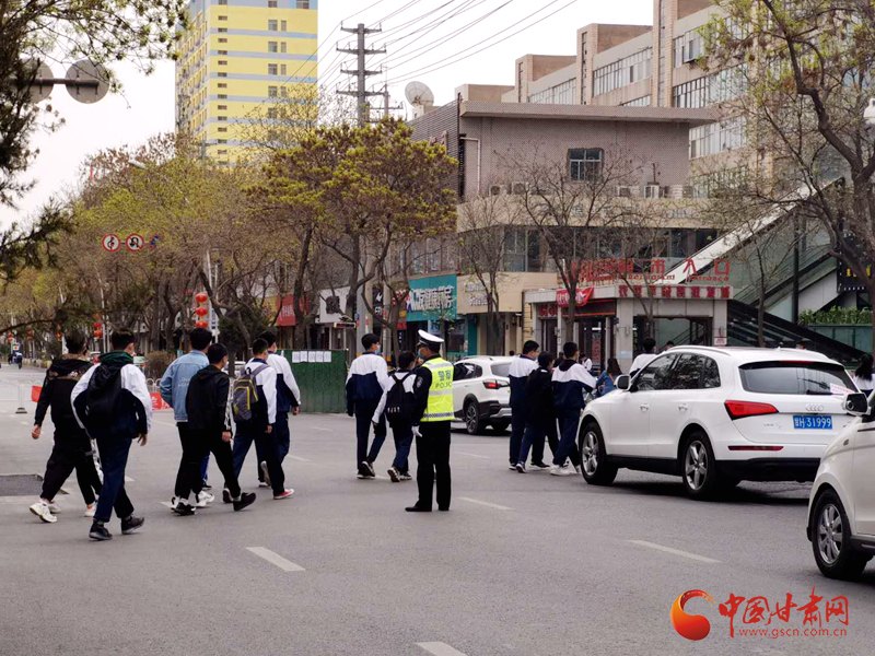 保駕護航！涼州公安交警“護學崗” 撐起“平安傘”