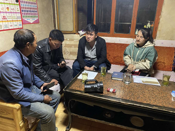 圖為木耳鎮(zhèn)紀檢干事盧建民（左三）連夜在多壩村多壩組奚連德家中了解受災(zāi)情況，排查安全隱患，并宣傳發(fā)生次生災(zāi)害的相關(guān)知識。_副本.jpg