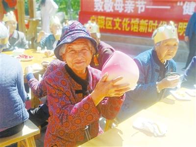 母親節(jié)，白銀“花村”擺了一場“敬老宴”