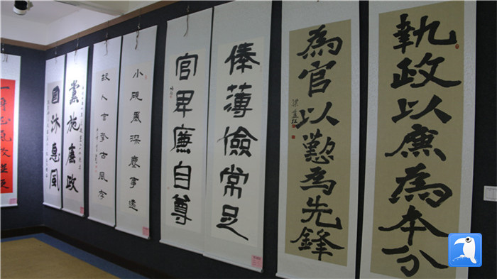 7月1日上午，定西市通渭縣紀(jì)委監(jiān)委舉辦“襄郡清風(fēng)·喜迎建黨99周年”廉政文化書畫展，共同為黨的生日獻(xiàn)禮。_副本.jpg