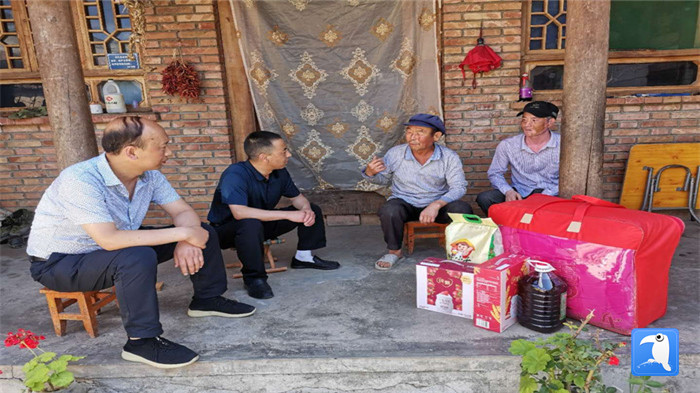 在建黨99周年來臨之際，隴南市禮縣紀(jì)委監(jiān)委在中壩鎮(zhèn)、三峪鄉(xiāng)開展“七一”慰問老黨員、困難黨員活動，為他們送去組織的關(guān)懷和節(jié)日的問候。_副本.jpg