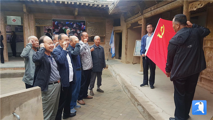 7月1日，臨夏州紀(jì)委監(jiān)委機關(guān)黨總支組織退休黨支部部分黨員前往東鄉(xiāng)縣布楞溝村史館，開展主題黨日活動。_副本.jpg