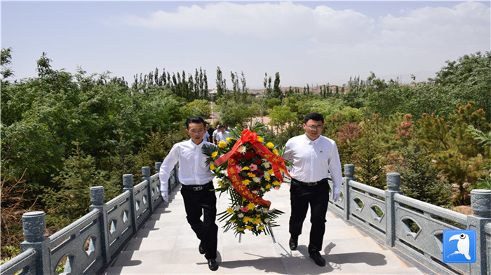 七一”前夕，白銀市紀(jì)委監(jiān)委機關(guān)黨委組織黨員來到紅軍西路軍景泰烈士陵園開展主題黨日活動。 朱鵬拍攝_副本.jpg