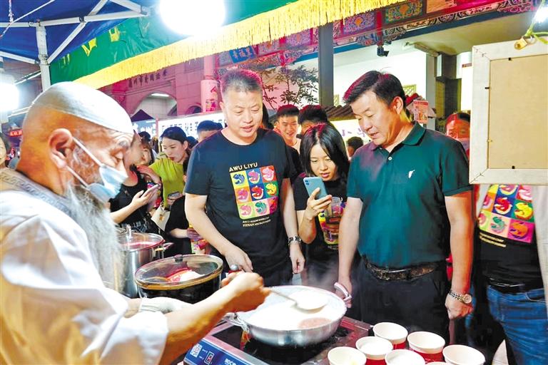 鄭州餐飲同行“打卡”金城夜市：“月光下的蘭州美食，唇齒留香”