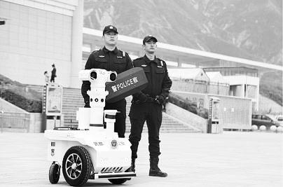 新奇！5G巡邏機(jī)器人亮相隴南武都街頭