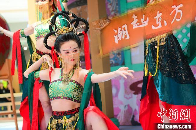 圖為今年9月5日，在重慶亮相的敦煌博物館“潮起東方”主題活動現(xiàn)場。敦煌博物館供圖