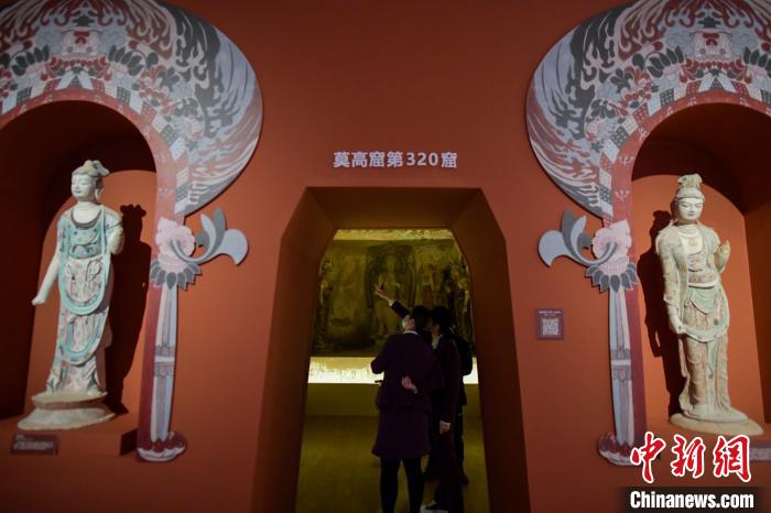 本次展覽中為觀眾呈現(xiàn)莫高窟第320窟復制洞窟?！●樤骑w 攝