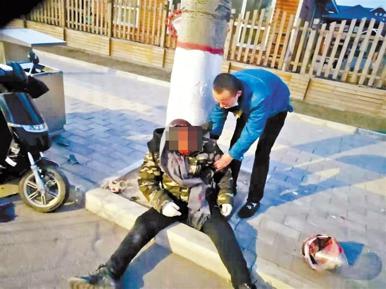 蘭州：騎摩托車男子清晨撞傷 熱心“的哥”全力救助！