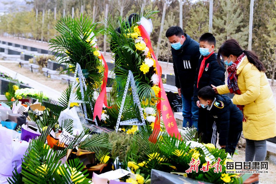 委托快遞、自發(fā)前往，社會各界在陳紅軍烈士墓前獻花致敬