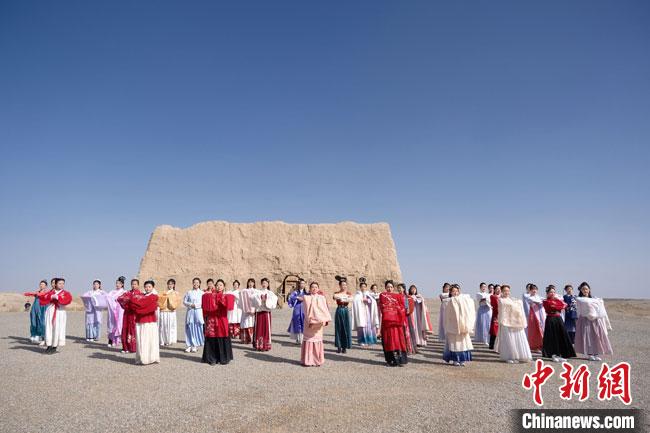 數(shù)十位身著古裝的女性通過體驗賞漢舞、習(xí)漢禮、吟誦詩詞等中華傳統(tǒng)文化，再現(xiàn)古絲綢之路的繁華盛景。　邱亮 攝