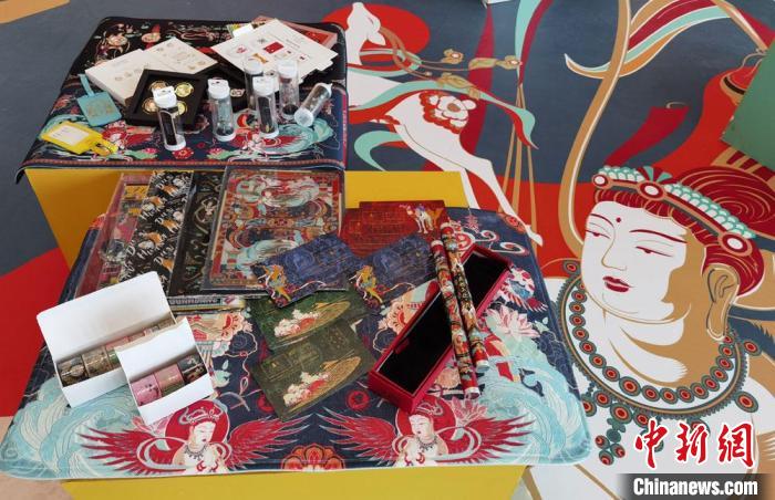 60余類敦煌主題的文創(chuàng)產(chǎn)品讓人愛不釋手?！《∷?攝