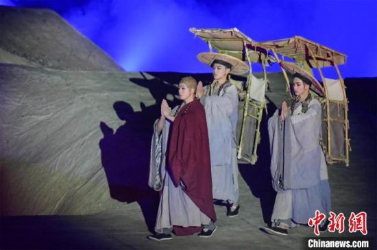 圖為演出現(xiàn)場，該劇獨(dú)創(chuàng)360度旋轉(zhuǎn)并前后移動觀眾席，顛覆傳統(tǒng)劇場舞臺表演模式?！⊥醣筱y 攝