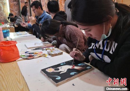 2020年10月，臺灣大學生在敦煌“莫高學堂”體驗泥胚畫手作課。　丁思 攝