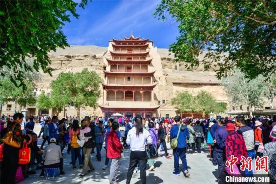 中國農(nóng)歷四月初八，敦煌民眾傳承歷史習(xí)俗，前往莫高窟燒香禮佛、祈福。(資料圖) 王斌銀 攝