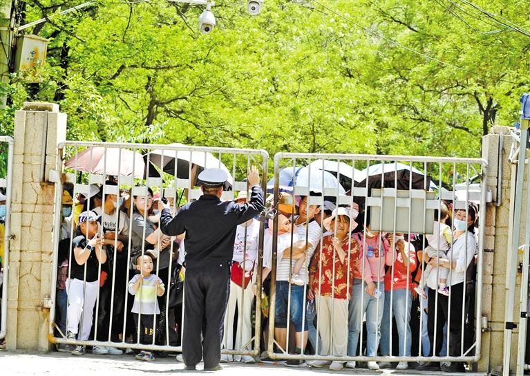 人流如潮 入園游客突破5萬 五泉山公園、蘭州市動物園昨日臨時閉園