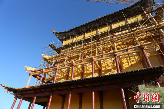 圖為5月上旬，甘肅山丹縣大佛寺內(nèi)，正在修繕中的古建筑大雄寶殿。 中新社記者 高展 攝