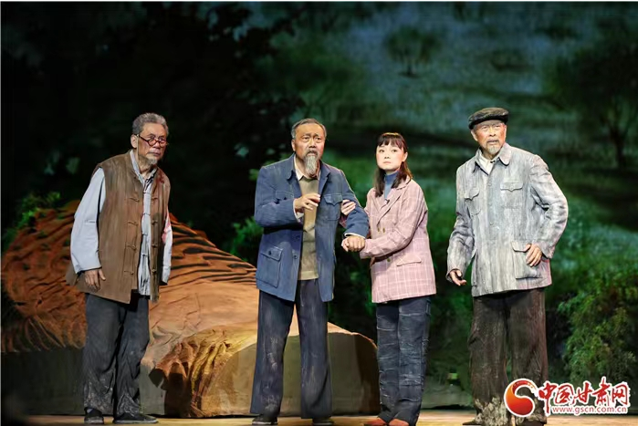 大型原創(chuàng)話劇《八步沙》在蘭州首演 展現(xiàn)“時(shí)代楷?！敝紊吃炝制D苦歲月