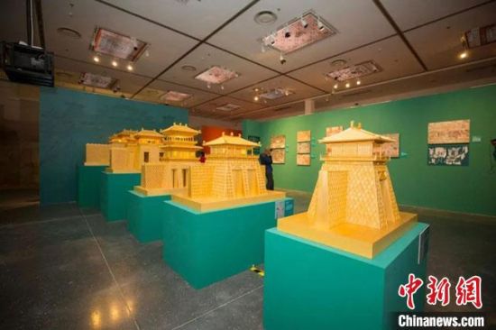 圖為呈現(xiàn)敦煌壁畫中的建筑和園林之美的復(fù)原模型。(資料圖) 敦煌研究院供圖
