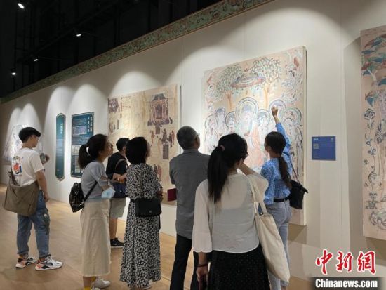 圖為展覽現(xiàn)場?！〗瓧顭?攝