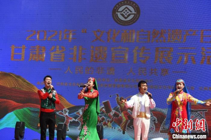 圖為甘肅臨夏回族自治州非遺傳承人演唱花兒?！钇G敏 攝