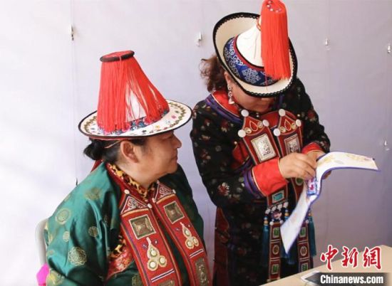 圖為用活態(tài)傳習(xí)的模式促進(jìn)裕固族非物質(zhì)文化遺產(chǎn)的保護(hù)傳承。　史靜靜 攝