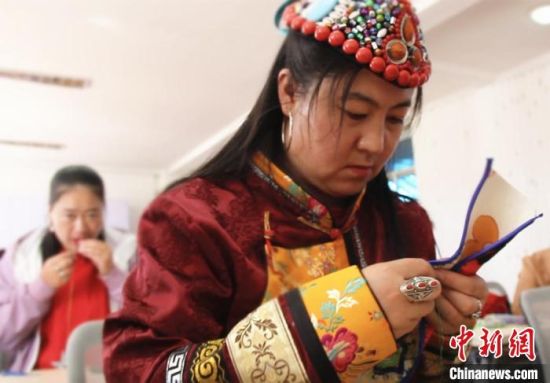 圖為裕固族婦女學(xué)習(xí)刺繡。　史靜靜 攝