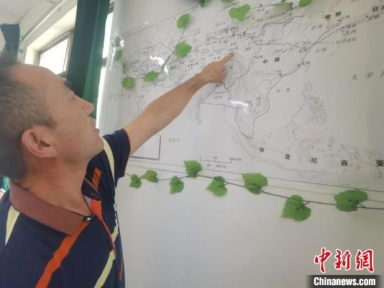 圖為甘肅省社會(huì)科學(xué)院絲綢之路研究所所長侯宗輝指出《絲綢之路古文明》課題組考察線路。　閆姣 攝