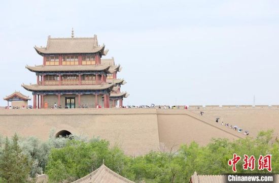 歷經(jīng)數(shù)十載保護(hù)修繕的古老關(guān)城得以延年益壽，成為了海內(nèi)外游客“絲路游”的必經(jīng)打卡地。　高展 攝