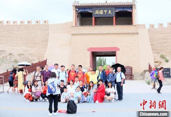 歷經(jīng)數(shù)十載保護(hù)修繕的古老關(guān)城得以延年益壽，成為了海內(nèi)外游客“絲路游”的必經(jīng)打卡地。　高展 攝