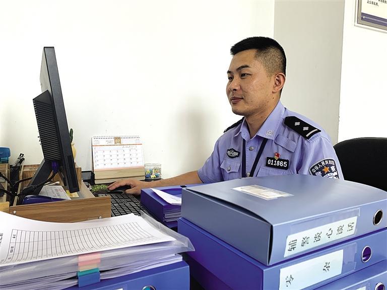 “身為黨員，就應(yīng)該第一個(gè)往前沖”