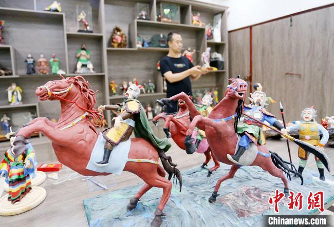 安秋平是成州面塑第五代傳承人，也是當(dāng)?shù)匚ㄒ粓?jiān)守面塑制作的人?！「哒?攝