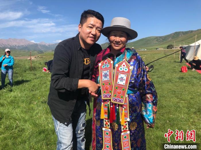 圖為拍攝紀(jì)錄片《西茂的婚禮》期間，張輝剛(左)與裕固族老人合影留念。(資料圖) 張輝剛供圖