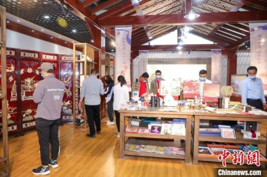 圖為甘肅“一會一節(jié)”期間，位于敦煌的天水市展館中，民眾觀賞文創(chuàng)產(chǎn)品?！「拭C省文化和旅游廳供圖