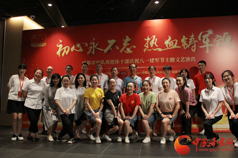 【蘭大新聞學(xué)子重走西北角】不變的軍旅情，不滅的舞臺夢——記原成都軍區(qū)政治部戰(zhàn)旗文工團(tuán)國家一級演員楊思遠(yuǎn)