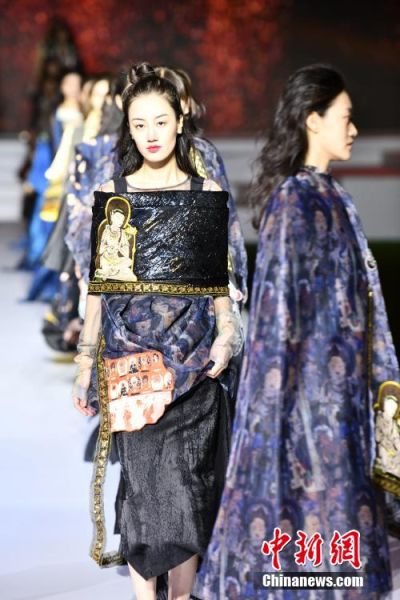 圖為敦煌服裝秀展示。 殷春永 攝