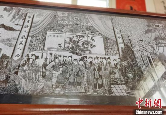 圖為陶世清的影雕作品。　楊娜 攝