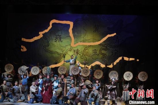 作為隴劇“梅花”，雷通霞在《大禹治水》中甘當(dāng)“綠葉”，該劇推出后，反響十分熱烈。(資料圖) 楊艷敏 攝