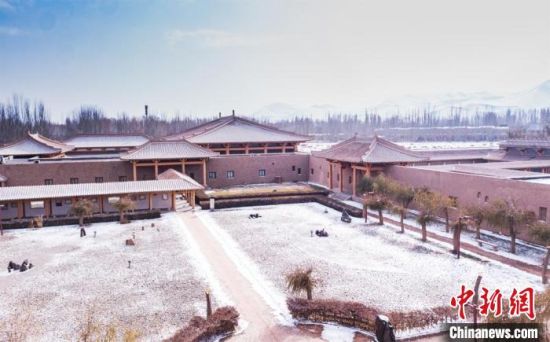 圖為雪落大漠古堡——敦煌山莊?！⊥醣筱y 攝