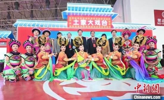 11月26日，“甘肅團”在首屆中國(武漢)文化旅游博覽會展區(qū)的“土家大戲臺”，與“湖北團”互訪交流?！「拭C省文化和旅游廳供圖