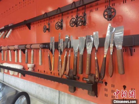 圖為徐晉林制作雕版敦煌壁畫(huà)所用工具?！￠Z姣 攝