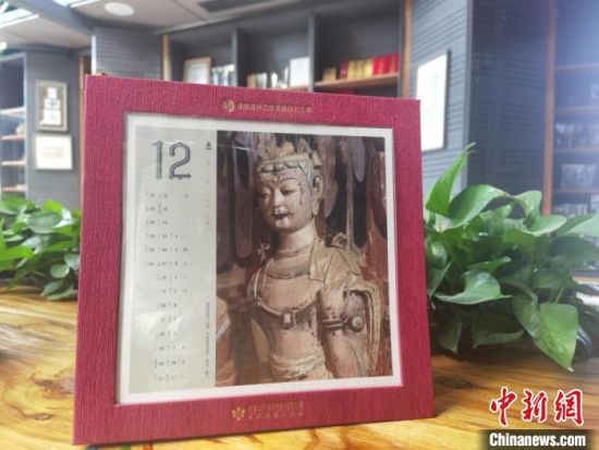 圖為徐晉林制作的敦煌題材的手工書(shū)《走進(jìn)沙漠敦煌——莫高窟與藏書(shū)票藝術(shù)》，深受讀者喜愛(ài)?！￠Z姣 攝