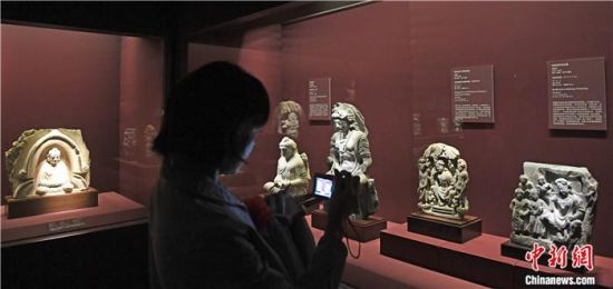 2018年8月，《平山郁夫的絲路世界——平山郁夫絲綢之路美術(shù)館文物展》在甘肅敦煌莫高窟開展。中新社記者 楊艷敏 攝
