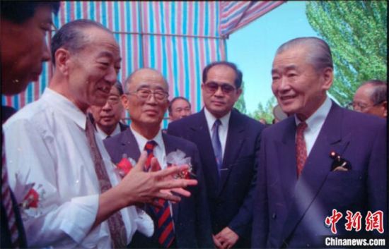1994年8月，時任日本首相竹下登(右一)與時任敦煌研究院院長段文杰在莫高窟親切交談。中新社發(fā) 婁婕 供圖