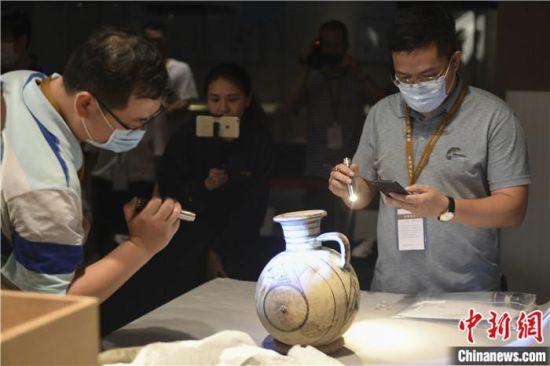 2020年6月，在長沙博物館舉行“從地中海到中國：絲路寶藏——平山郁夫絲綢之路美術(shù)館藏文物展”前，專家開箱鑒定文物。中新社記者 楊華峰 攝