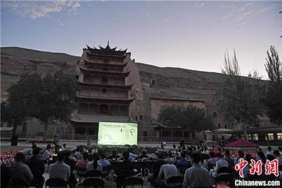 2018年8月，在敦煌莫高窟標(biāo)志性建筑“九層樓”前，《回顧平山郁夫先生的貢獻》座談會舉行。來自中日兩國的專家、學(xué)者共同懷念這位情系敦煌數(shù)十載的繪畫巨匠、中日友好的文化使者、世界文化遺產(chǎn)的守護者。中新社記者 楊艷敏 攝