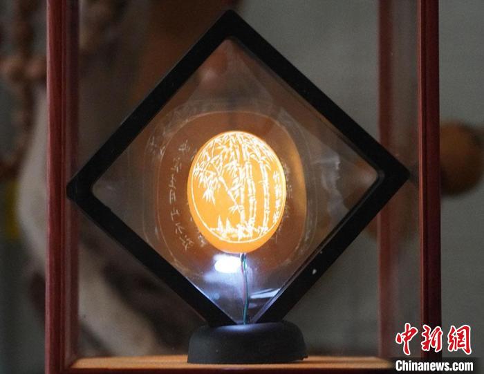 圖為吳義澤新包裝給蛋雕呈現(xiàn)立體感?！【琶赖ぴ?攝