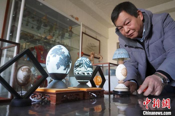 圖為吳義澤展示的最新創(chuàng)作的蛋雕作品?！【琶赖ぴ?攝